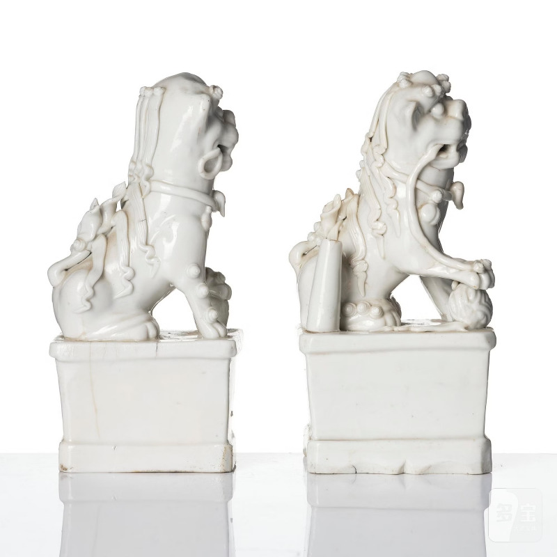 Two blanc de chine figures of buddhist lions/joss stick holders, - 图6